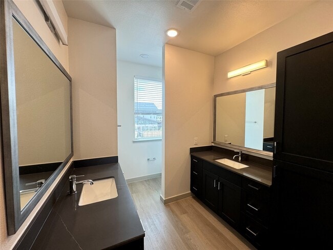 Building Photo - 91 Jensen Dr Unit TH1103