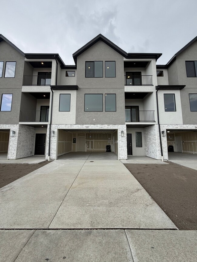 Photo - 537 E Levengrove Dr
