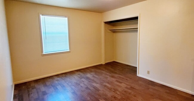 Building Photo - 1 Bedroom & 2 Bedroom Apartments