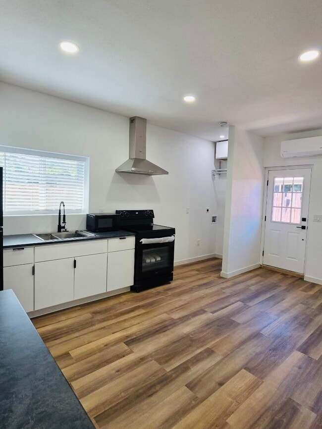 Building Photo - 6824 Le Mans Ave Unit A