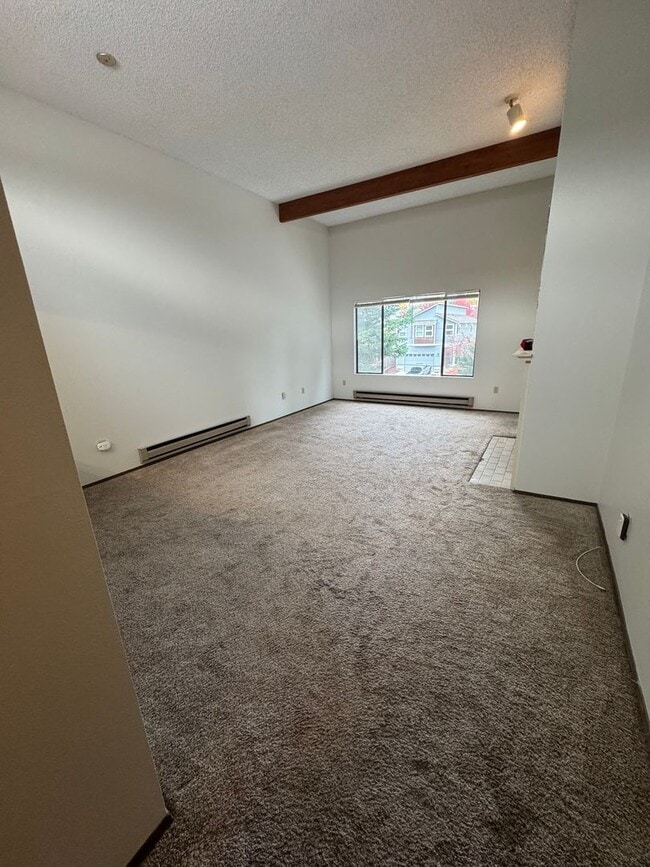 Photo - 2 Bedroom 1 Bath Burien Condo 995sf, Firep...