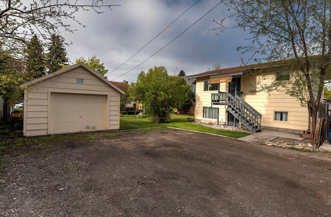 Zona de aparcamiento para 1 coche - 2016 S 13th St W Unidad 2016 #2 Upstairs