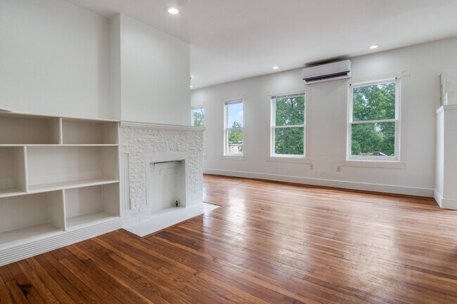 Photo - 5211 Worth St