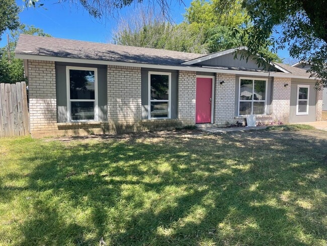 Building Photo - Spacious 5-Bedroom Home in a Great Neighbo...