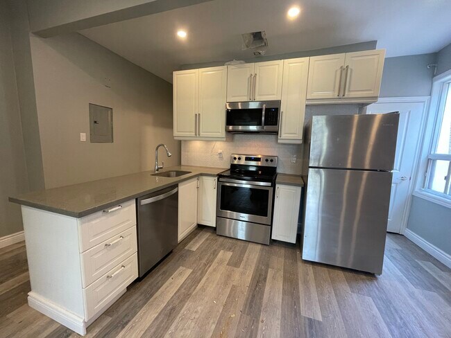 Building Photo - 822 Dundas St W Unit Second Floor