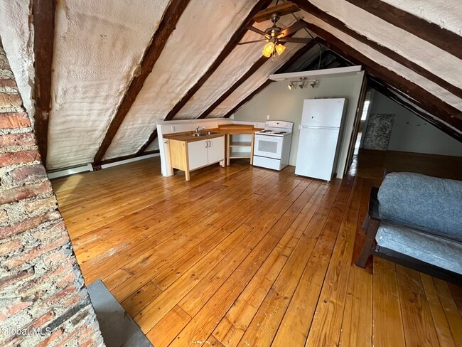 Building Photo - 715 Hudson Ave Unit E