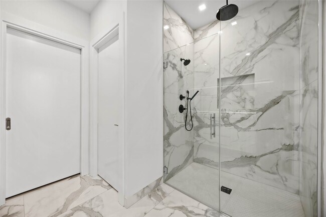 Building Photo - 1711 Allen Pkwy Unit 1907