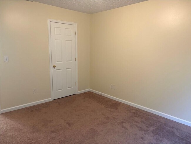 Photo - 5975 Hillvale Trail