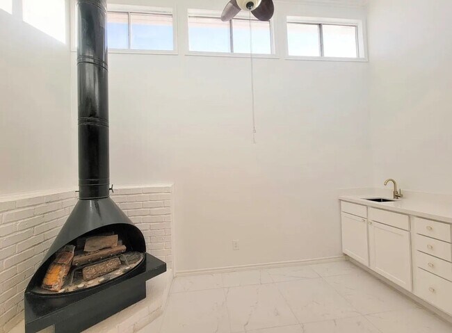 Photo - 1808 Saxony Ln
