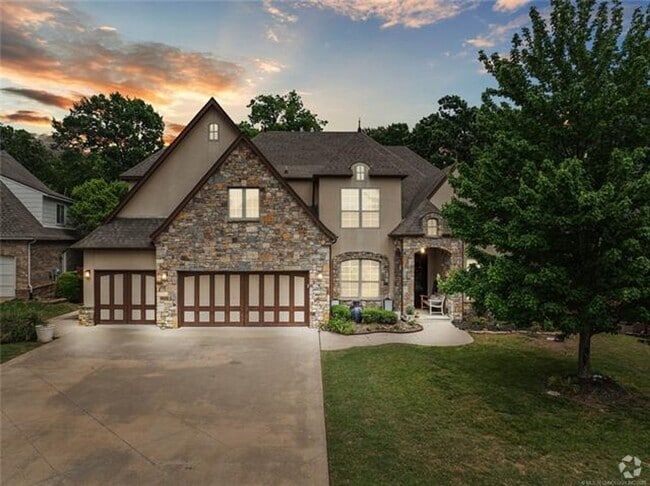 Building Photo - Stunning 5 bedroom 4.5 bath in Stonebrooke... Rental