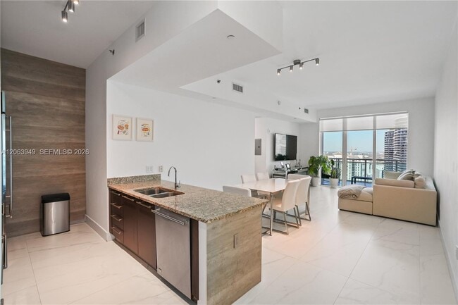 Building Photo - 950 Brickell Bay Dr Unit 4101