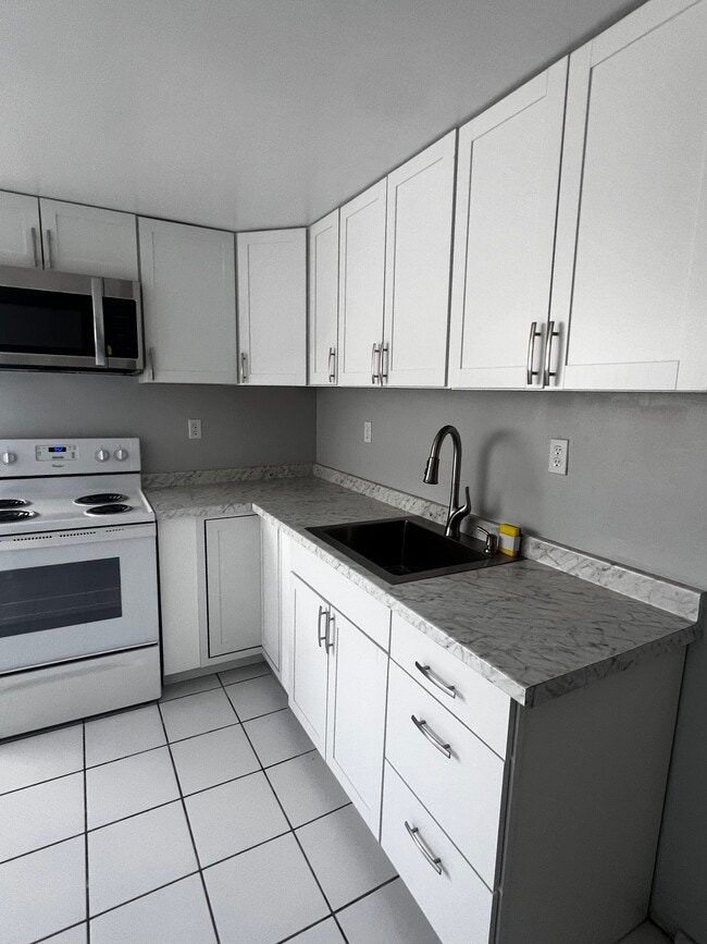 Building Photo - 6th Avenue Apartments Unit B