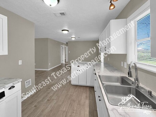 Photo - 620 Smelker Ave