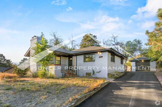 Building Photo - Charming Brick Home with Mountain Views Ne...