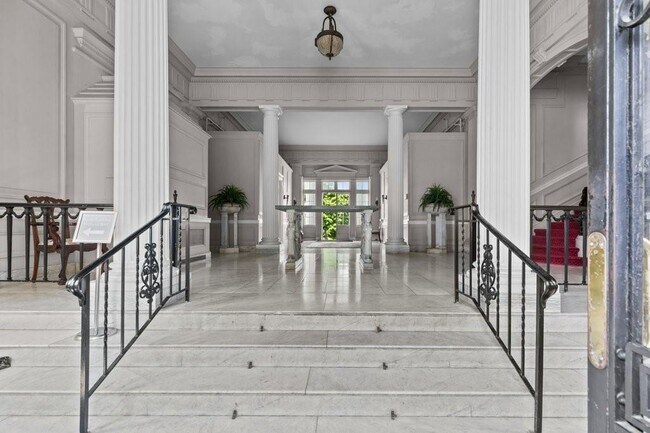 Photo - 553 Bellevue Ave