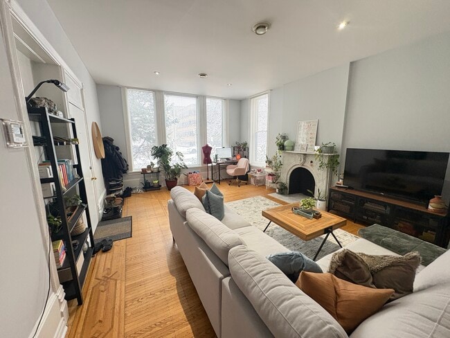 Building Photo - Stuning 2 Bedroom Main Floor in 8 Plex Unit 101