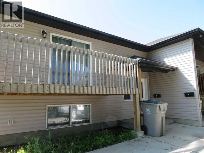 Photo - 4729-4745 45 St