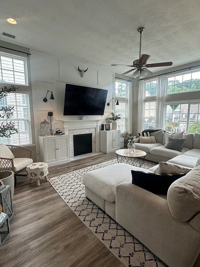 Building Photo - Topiary House