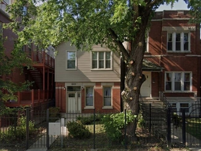 Building Photo - 2452 W Arthington St Unit 1