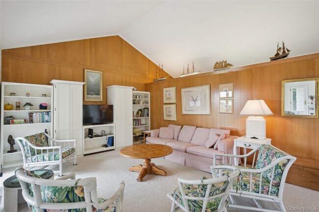 33 Beach Rd