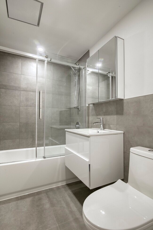 Photo - 3460 Rue Durocher Unit 101