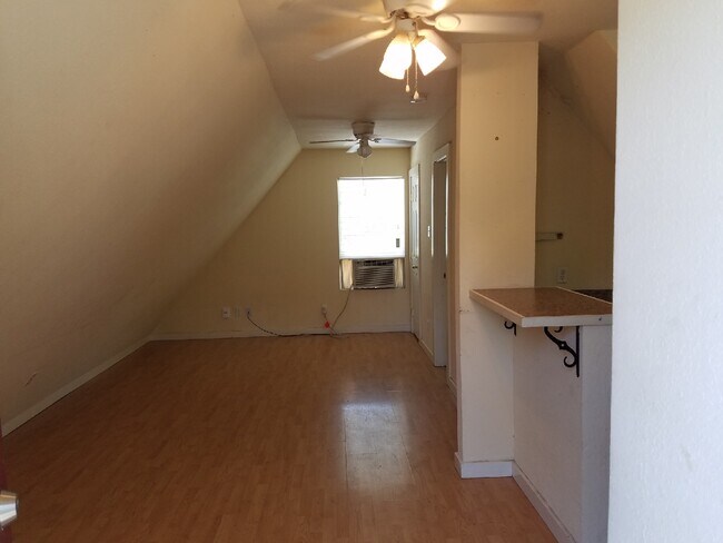 Photo - 619 Washburn St Unidad Garage Apt.