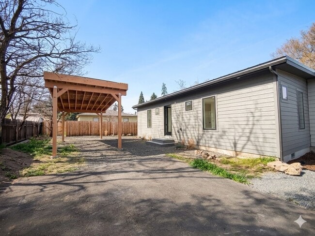 Building Photo - Fully Fenced Private Single-Level 2x2 Retreat in Bend with Bonus Office Nook!