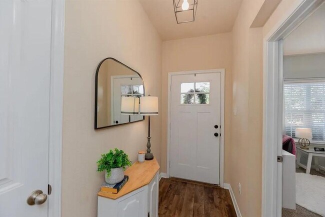 Photo - 652 Donegal Ln