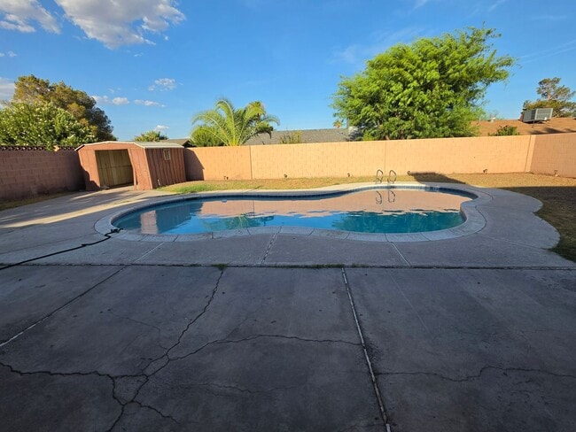 Building Photo - 3 Bedroom 2 Bathroom with Swimming Pool Tropicana & Nellis Area