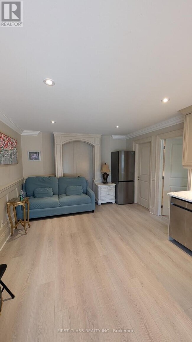 Photo - 424 Roehampton Ave