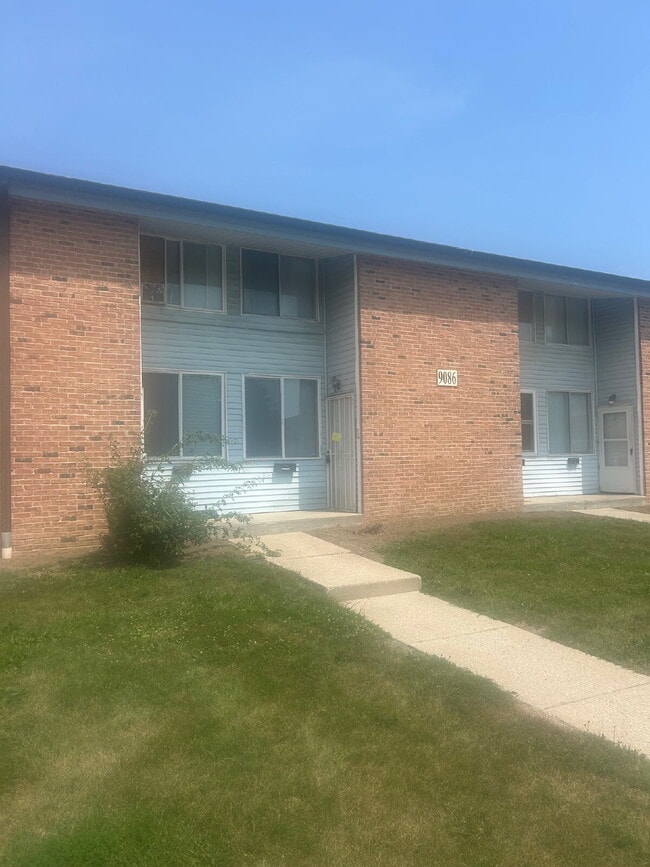 Building Photo - Large three bedroom condo for rent. Unit F