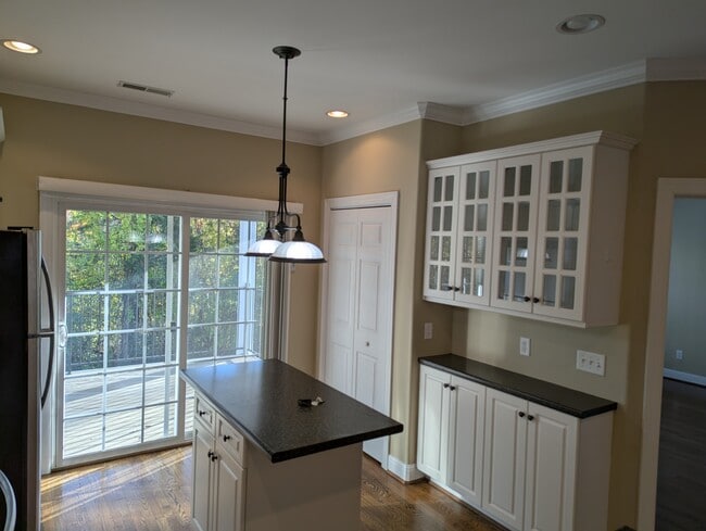 Photo - 160 Saint James Pl