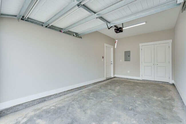 90 Date Palm Ln