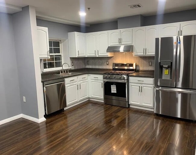 Photo - 471 Manila Ave