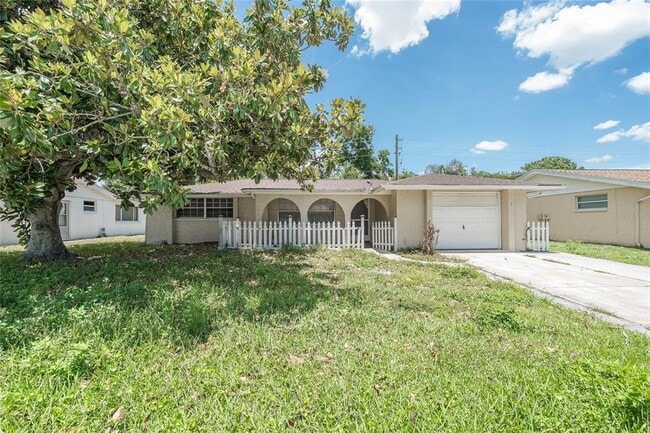 Building Photo - 7911 Foxwood Dr