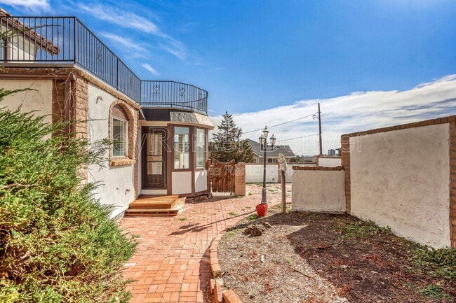 Photo - 990 Beech St