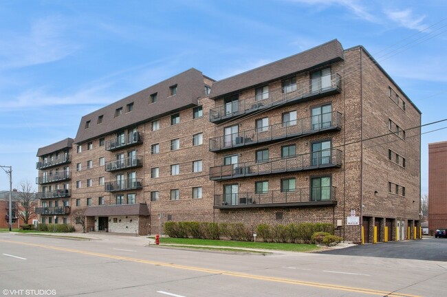Building Photo - 960 S River Rd Unit 412