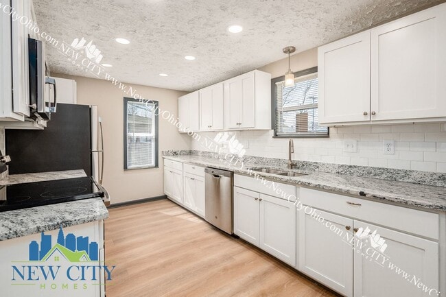 Building Photo - Large Remodeled 2 Bedroom Single-Family Ho... Rental