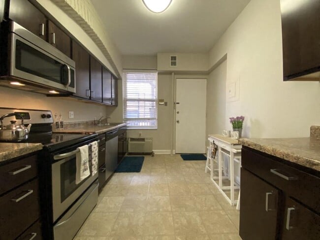Cocina con elegantes gabinetes de madera - Apartamento de 2 habitaciones - 2849 N Orchard