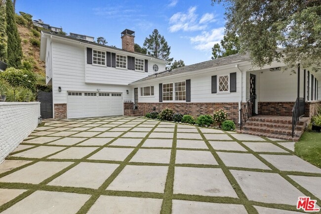 Photo - 1462 Rising Glen Rd House