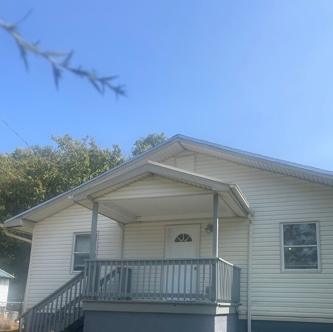 Photo - Knoxville 37920 - 3 bedroom, 1 bath home - Contact Lisa Vineyard & Shannon Russell (865)216-9334