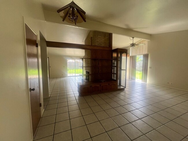 Photo - Light, bright, & Move- In ready with ultimate flexibility!