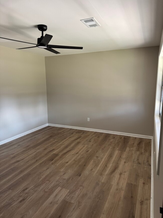 Sala de estar junto a la puerta principal - 646 Clearview St