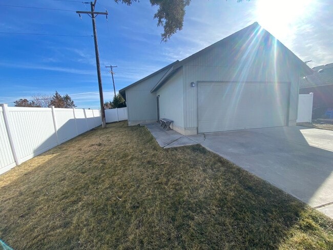 Building Photo - Great NE Bend Home
