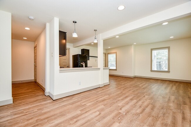 Building Photo - 1011 Enid St Unit 2