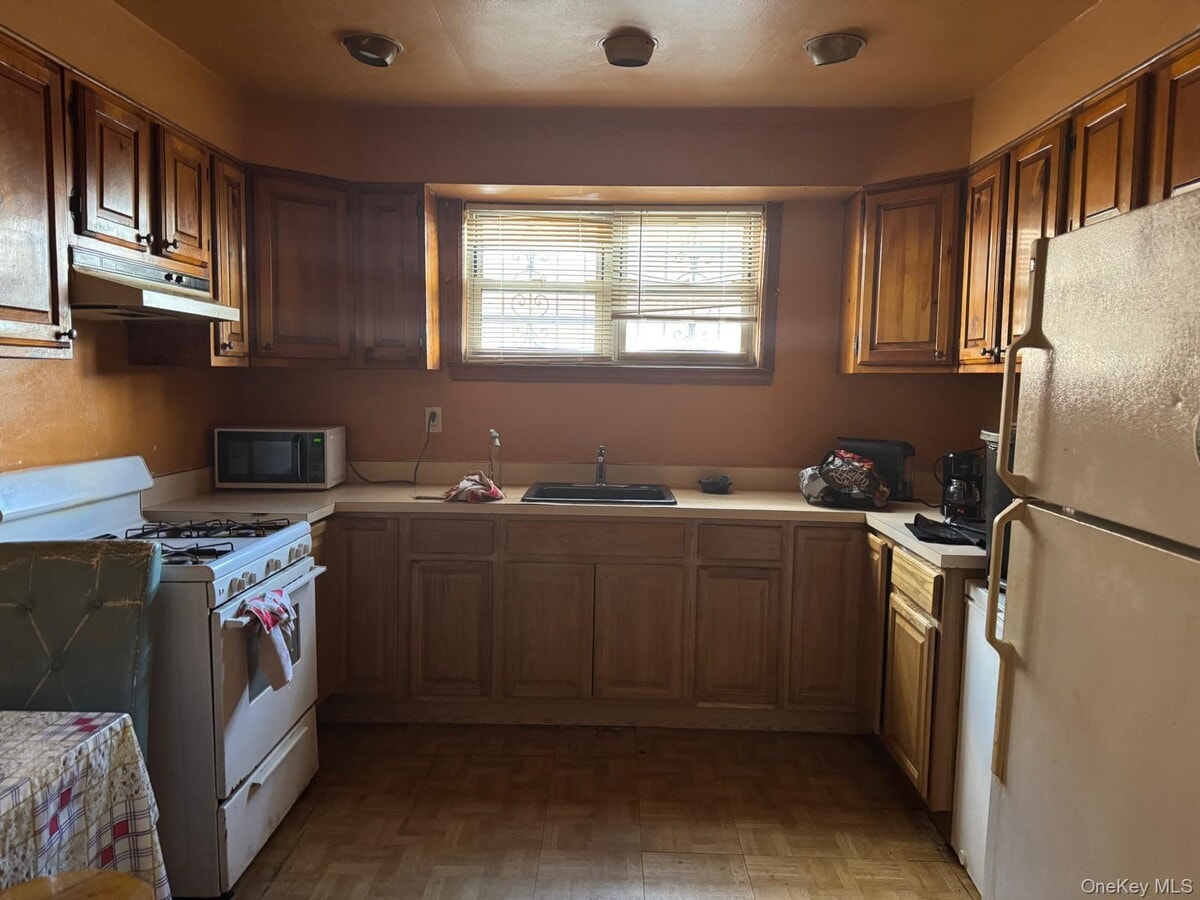 Photo - 4557 White Plains Rd