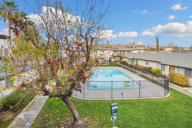 Photo - Colum4229 Apartments