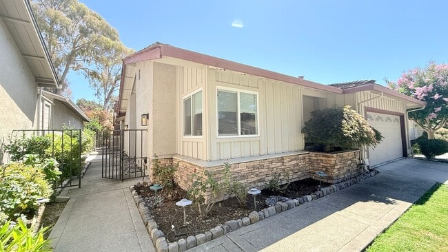 750 N Paradise Valley Ct