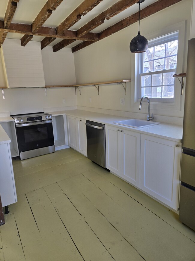 Newly updated kitchen - 5 Oil Mill Ln Apartments Unit 5