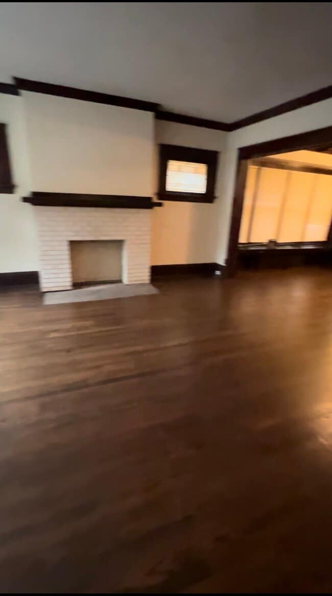 Building Photo - 2929 N Farwell Ave Unit 2929-lower
